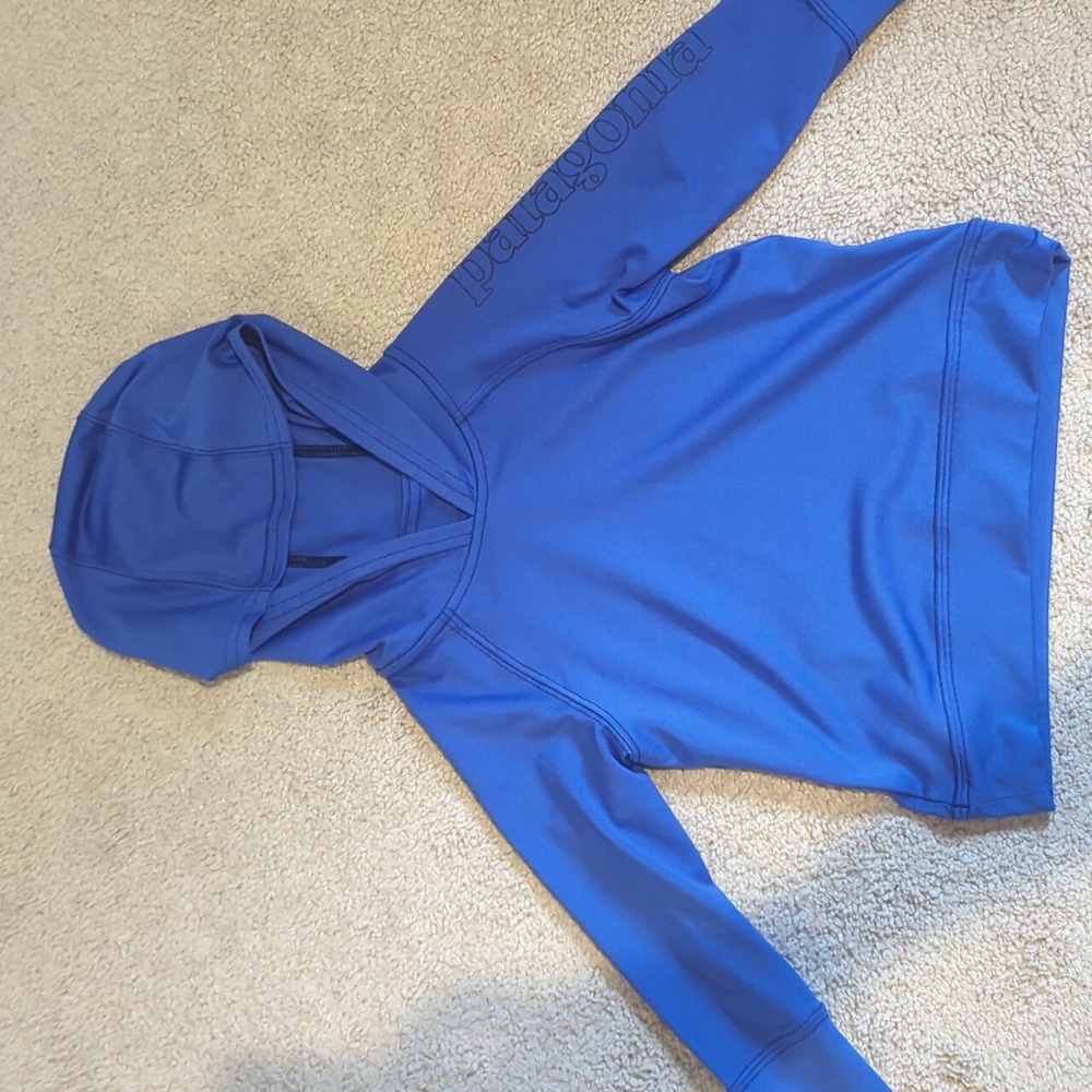 6-12 months Patagonia light hoodie in dry fit material